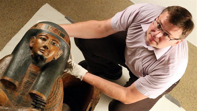 Kastelán kynžvartského zámku Ondřej Cink připravuje mumii egyptského kněze Pentahutrese, jejíž výzkum byl v tomto roce ukončen.