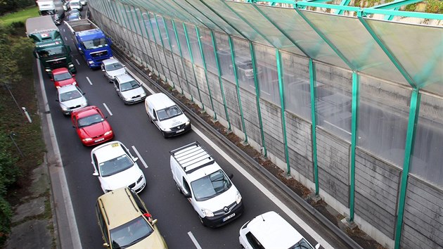 Kvli rekonstrukci elezninho pejezdu v Tuhnicch se v Karlovch Varech tvo kolony u ped vjezdem ze silninho prtahu I/6 u erpac stanice k Chebskmu mostu. Pln aut je i Sokolovsk ulice, kolony se tvo i na samotnm prtahu, dopravu u st Chebskho mostu d policist.