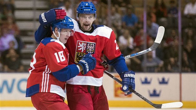 esk hokejov obrnce Zbynk Michlek (vpravo) se raduje spolu s Ondejem Paltem z glu v utkn s USA.