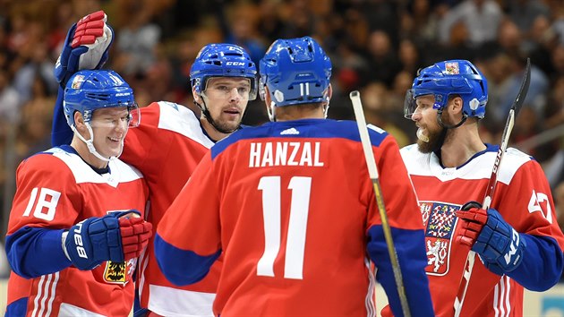 Čeští hokejisté slaví gól Zbyňka Michálka v utkání s týmem USA na Světovém poháru.