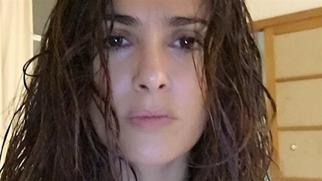 „Mokré vlasy, žádný make-up, filtr ani retuše, jen velice dobré světlo,“ napsala ke své fotce na Instagramu herečka Salma Hayeková.