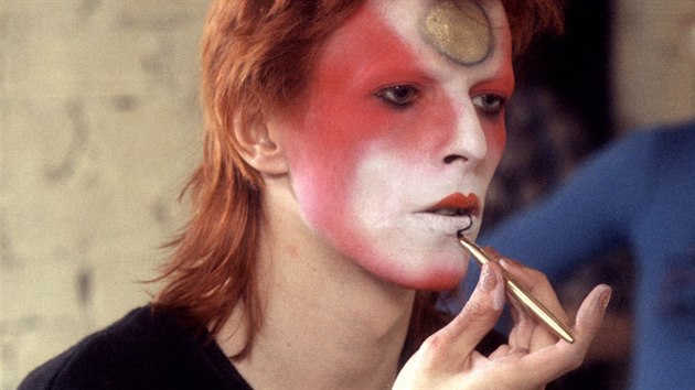 Velkým propagátorem pánského make-upu byl v minulém století zpěvák David Bowie - respektive jeho alter-ego Ziggy Stardust.