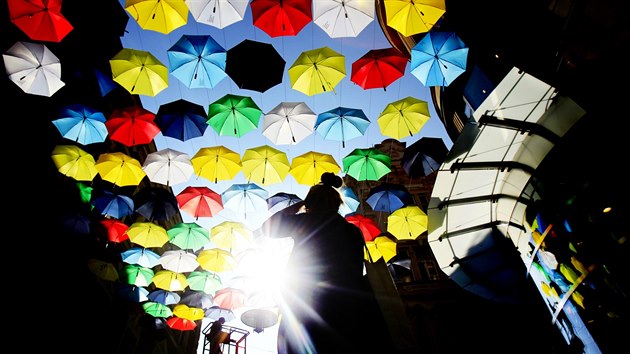 V ulici esk v centru Brna rozvsili dv stovky barevnch detnk, lidem maj zpjemnit sychrav podzim.