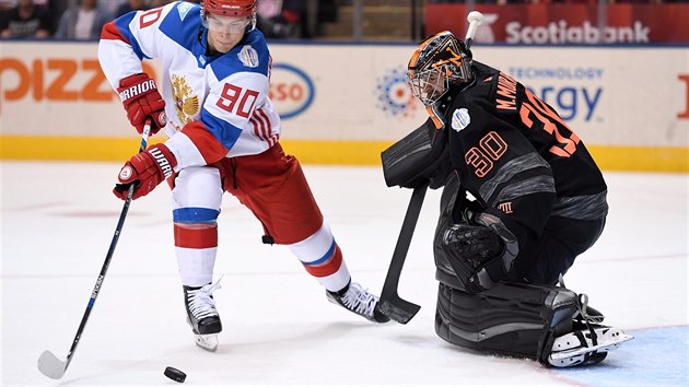 Vladislav Namestnikov posílá kotouč za záda Matta Murrayho v utkání mezi výběrem Severní Ameriky do 23 let a Ruskem na Světovém poháru.