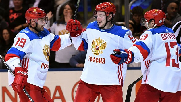 Vladimir Tarasenko (uprostřed) slaví gól s Pavlem Dacjukem a Andrejem Markovem v utkání mezi výběrem Severní Ameriky do 23 let a Ruskem na Světovém poháru.