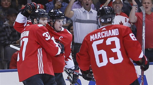 Sidney Crosby slaví svůj gól v utkání mezi Evropou a Kanadou na Světovém poháru.