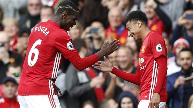 MILIARDOV TREFA. Zlonk Paul Pogba se poprv od nvratu do Manchesteru United glov prosadil a v duelu proti Leicesteru zvil na 4:0.