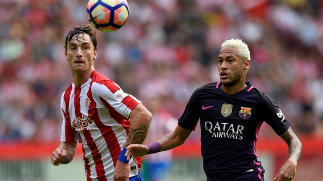 Brazilec Neymar ve službách Barcelony sleduje míč během duelu s Gijónem.