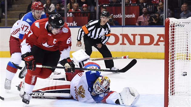 Sidney Crosby objel brankáře Sergeje Bobrovskiho a střílí první gól semifinále Kanada - Rusko. Situaci sleduje Alexej Marčenko.