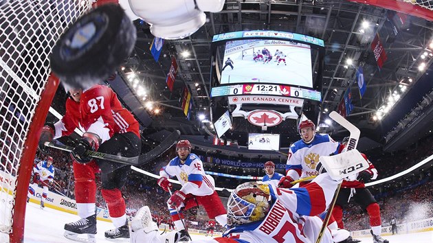 Sidney Crosby překonává Sergeje Bobrovskiho v semifinále Kanada - Rusko.