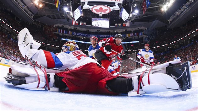 Sergej Bobrovskij chytá střelu Brada Marchanda v semifinále Světového poháru mezi Ruskem a Kanadou.