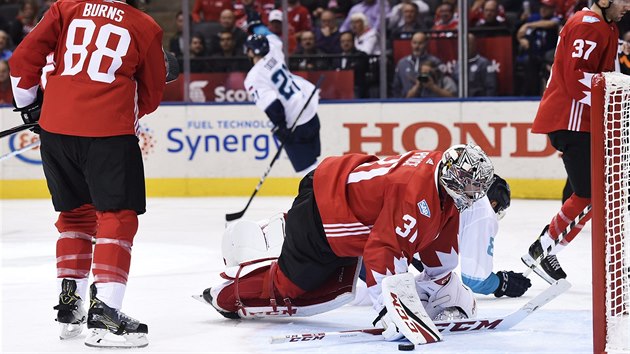 Tom Tatar vtzoslavn kyne divkm, prv toti dal gl Kanad. Na led se ot brank Carey Price, nad tm projd spoluhri Brent Burns (88) a Patrice Bergeron (37).