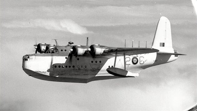 Létající člun Sunderland Mk.III. Několik strojů tohoto typu se angažovalo při honu na lamače blokád - loď Alsterufer