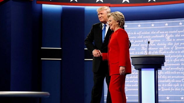 Hillary Clintonová a Donald Trump během úterní debaty (27. září 2016)