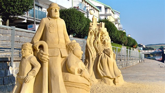 Nábřeží v Písku zdobí sochy z písku.