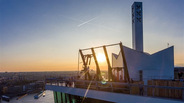 Houpaka na stee budovy A'DAM Toren v Amsterdamu