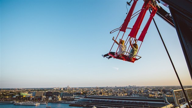 Houpaka na stee budovy A'DAM Toren v Amsterdamu