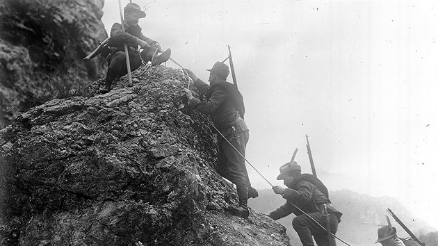 Válka v horském terénu kladla na vojáky ohromné fyzické nároky. Na snímku členové italských jednotek Alpini
