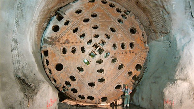 Razicí štít S210, kterým se pracovalo na východním tubusu Gotthardského úpatního tunelu. Snímek byl pořízen krátce po propojení.