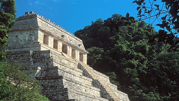 Maysk pyramida v Palenque v Mexiku. Na vzdlen msta pr asto jezd lid spn ve svm oboru, kte maj odrostlej dti, chu, as a prostedky k tomu, aby cestovali.
