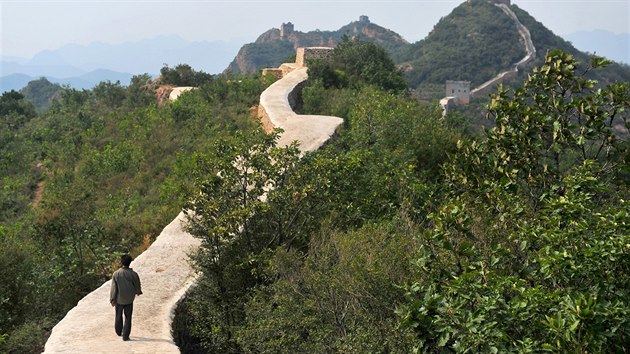 Nedávná rekonstrukce jednoho z úseků Velké čínské zdi skončila fiaskem. Zchátralá část majestátního opevnění přišla o zbytky cimbuří, dělníci vrchol zdi zarovnali a vyplnili ji betonem.