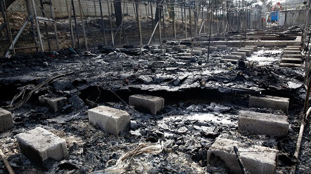 Spáleniště po požáru v uprchlickém táboře Moria na ostrově Lesbos (20. září 2016).