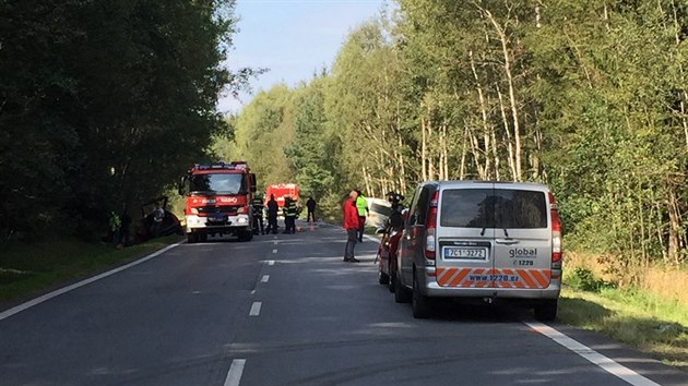 Řidič Škody Felicie přejel do protisměru a narazil do autobusu. Nehodu nepřežil.