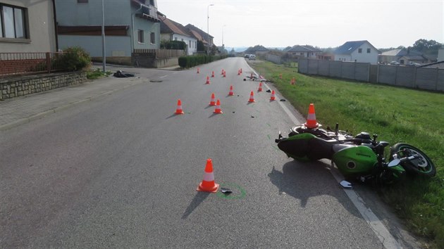 Motork pijdl po hlavn silnici. Z nehody vyvzl bez zrann.