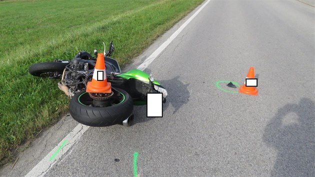 Motork pijdl po hlavn silnici. Z nehody vyvzl bez zrann.