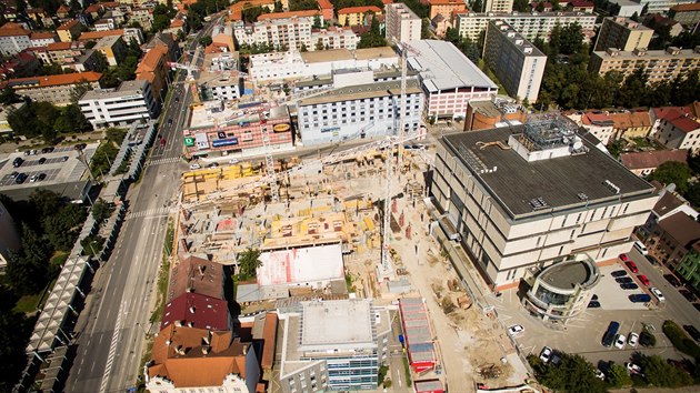 Dlnci pestavuj i pvodn IGY. Na druh stran Pekrensk ulice rychle roste nov budova.