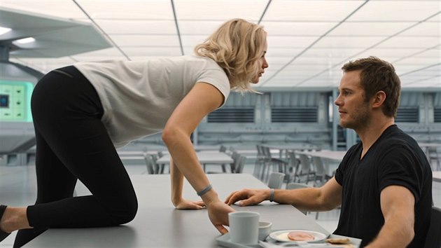 Jennifer Lawrenceová a Chris Pratt ve filmu Pasažéři (2016)