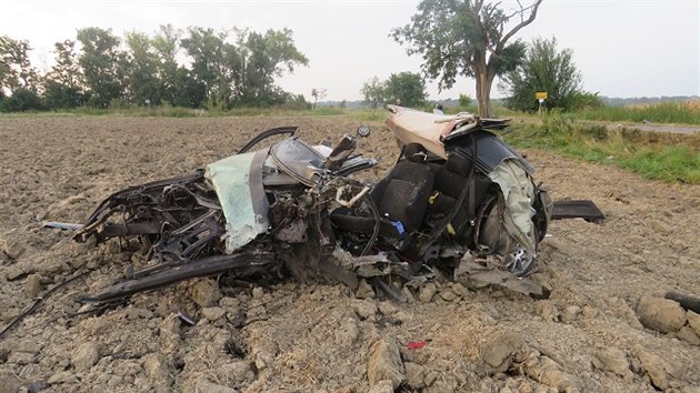 U jihomoravskch Dyjkovic narazil VW Golf do stromu. idi ve zcela zdemolovanm aut stet nepeil. (26.9.2016)