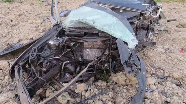 U jihomoravskch Dyjkovic narazil VW Golf do stromu. idi ve zcela zdemolovanm aut stet nepeil. (26.9.2016)