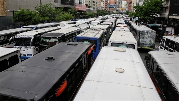 Stovky autobus ochromily dopravu ve venezuelsk metropoli Caracas (22. z 2016).