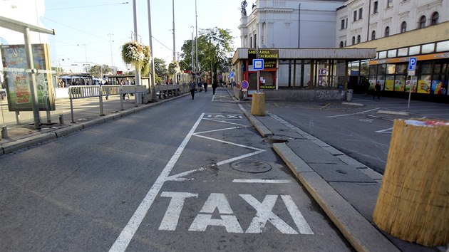 Jindy pln stanovit taxisluby u budovy hlavnho vlakovho ndra ve tvrtek zstala neobsazen (22. z 2016).