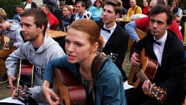 Loni se při pokusu o rekord v hromadném hraní v Karlíně sešlo na 70 kytaristů.