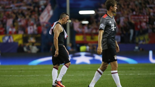 Frank Ribéry (vlevo) a Thomas Müller z Bayernu Mnichov po porážce v Lize mistrů na hřišti Atlétika Madrid.