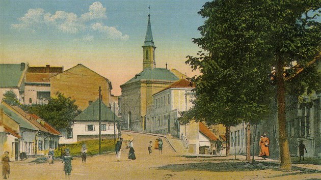 Pohled z perovskho erotnova nmst na kapli sv. Ji v roce 1922. Jde o jednu z pohlednic i fotografi z uniktn obrovsk sbrky Jiho Rosmuse.
