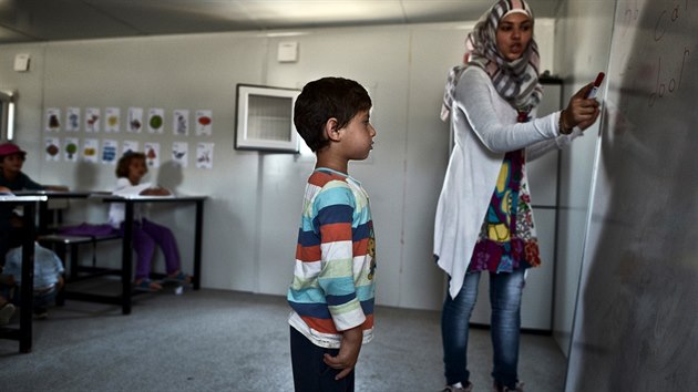 Uprchlick tbor ve vesnici Skaramagas nedaleko Athn m vlastn improvizovanou uebnu. O vuku anglitiny a arabtiny se tam staraj samotn benci.