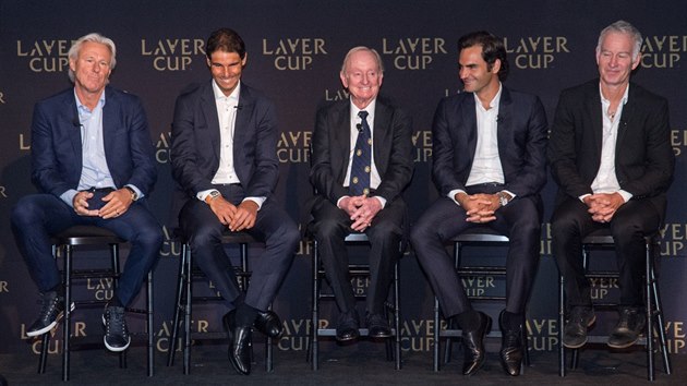 PT LEGEND POHROMAD. Zleva kapitn evropskho tmu Bjrn Borg, Rafael Nadal, Rod Laver, Roger Federer a kapitn zbytku svta John McEnroe na tiskov konferenci Laver Cupu.