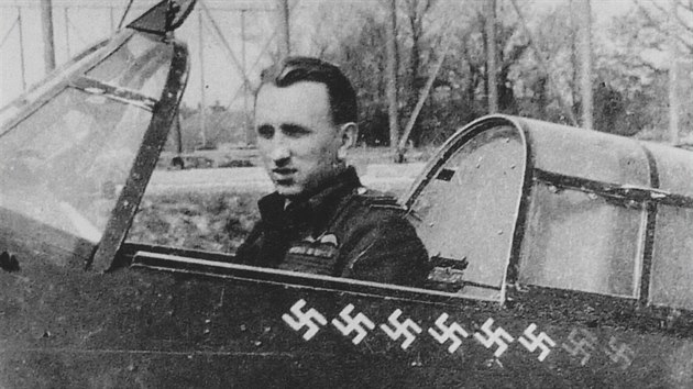 Karel Kuttelwascher ve sv sthace Hurricane. Snmek je z jara roku 1942.