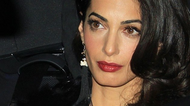 Amal Clooney pi píjezdu na posvatební oslavu