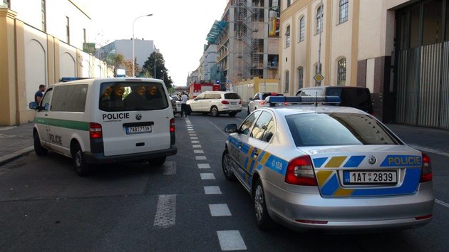 V pražské ulici Svornosti se střetl mercedes s motorkářem. Ten skončil s úrazem hlavy v nemocnici (26.9.2016).