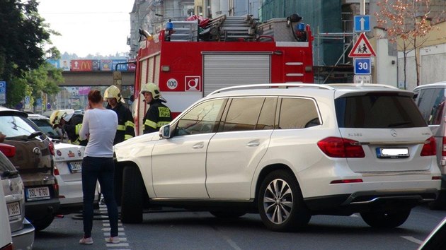 V pražské ulici Svornosti se střetl mercedes s motorkářem. Ten skončil s úrazem hlavy v nemocnici (26.9.2016).
