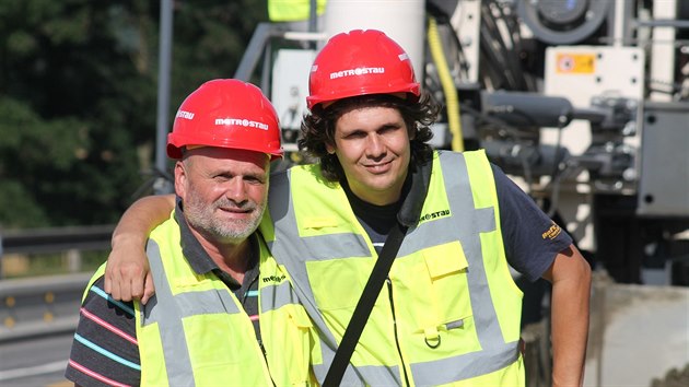 Stavebn mistr Tom Mejkal (vlevo) doprovzel po bojiti redaktora tdenku 5plus2 Josefa Horu. Bojitm myslel opravovan msta dlnice.