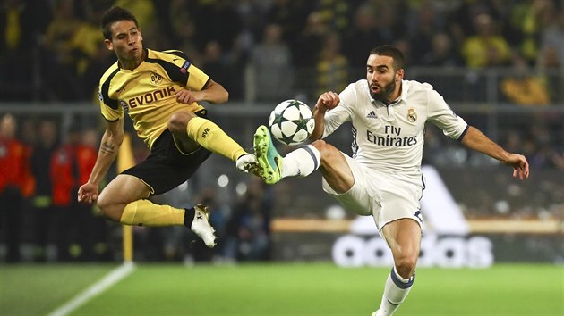 Raphael Guerreiro z Borussie Dortmund (ve lutm) dor na Daniho Carvajala z Realu Madrid.