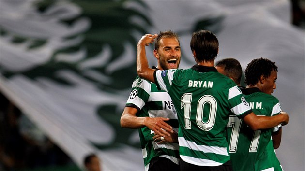 Bas Dost ze Sportingu Lisabon (vlevo) se raduje společně se spoluhráči ze vstřeleného gólu.