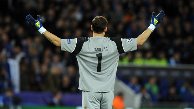 Brankář Iker Casillas z Porta se rozčiluje po chybě obrany.