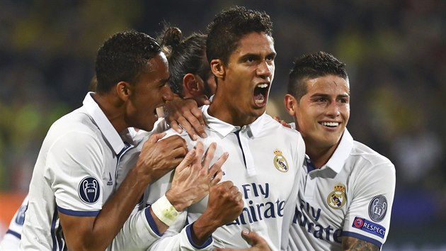 Fotbalisté Realu Madrid se radují z gólu, který vstřelil Raphael Varane (uprostřed).