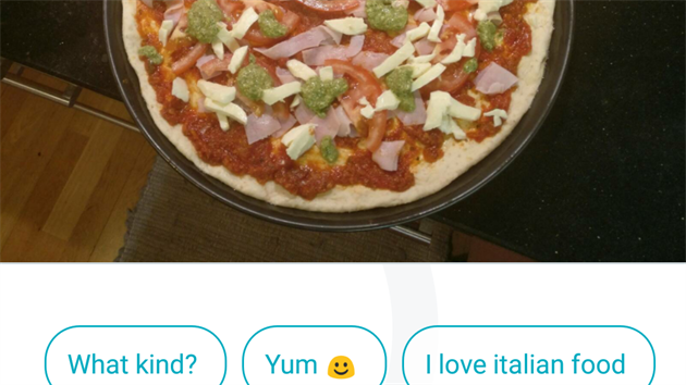 Google identifikuje, co je na obrázku, a nabídne automatické odpovědi. V tomto případě poznal pizzu a nabídl tři celkem relevantní odpovědi včetně smajlíka.